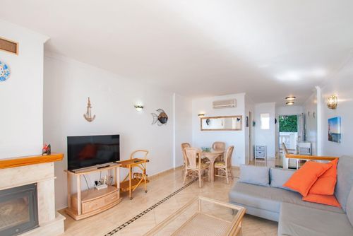 Poolbeach V Schöne und fröhliche Wohnung in Moraira, Costa Blanca, Spanien mit Gemeinschaftspool für 4 Personen. Die Wohnung befindet sich in einem Wohngebiet am Strand, in der Nähe von Restaurants, Bars und Geschäften, nur 50 Meter vom Strand Playa Platgetes und 50 Meter vom Mittelmeer entfernt....