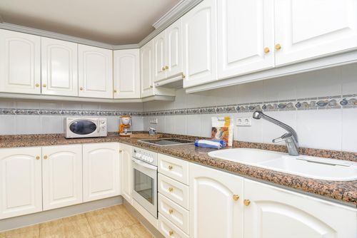 Poolbeach V Prachtig en vrolijk appartement in Moraira, Costa Blanca, Spanje met gemeenschappelijk zwembad voor 4 personen. Het appartement bevindt zich in een residentiële strandomgeving, dicht bij restaurants, bars en winkels, op 50 meter van het Playa Platgetes strand en 50 meter van de Middellandse Zee....