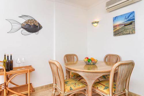 Poolbeach V Bellissimo e accogliente appartamento a Moraira, Costa Blanca, Spagna con piscina comune per 4 persone. L'appartamento è situato in una zona residenziale vicino alla spiaggia, a pochi passi da ristoranti, bar e negozi, a 50 metri dalla spiaggia di Playa Platgetes e a 50 metri dal Mar Mediterraneo....