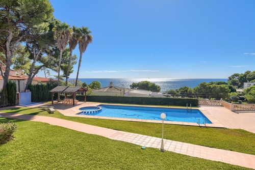 Poolbeach VI 4 pax Apartamento clásico y alegre en Moraira, Costa Blanca, España, con piscina comunitaria para 4 personas. El apartamento está ubicado en una zona residencial de playa, cerca de restaurantes, bares y tiendas, a 50 metros de la playa Platgetes y a 50 metros del Mar Mediterráneo....