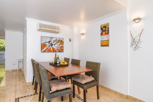 Poolbeach VI 4 pax Apartamento clásico y alegre en Moraira, Costa Blanca, España, con piscina comunitaria para 4 personas. El apartamento está ubicado en una zona residencial de playa, cerca de restaurantes, bares y tiendas, a 50 metros de la playa Platgetes y a 50 metros del Mar Mediterráneo....