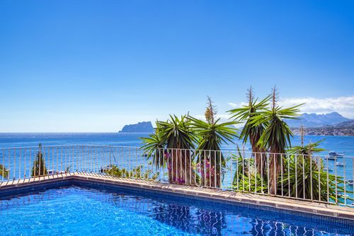 Cap d Or Wunderschöne und romantische Villa mit privatem Pool in Moraira, Costa Blanca, Spanien für 4 Personen. Das Haus befindet sich in einer hügeligen Wohngegend an der Küste und ist 1 km vom El Portet Strand entfernt....