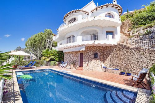 Cap d Or Geweldige en romantische villa met een privézwembad in Moraira, Costa Blanca, Spanje voor 4 personen. Het huis is gelegen in een kust-, heuvelachtige en residentiële omgeving en ligt op 1 km van het El Portet strand....