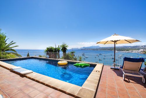 Cap d Or Superbe et romantique villa avec piscine privée à Moraira, Costa Blanca, Espagne pour 4 personnes. La maison est située dans un quartier résidentiel côtier et vallonné, à 1 km de la plage d'El Portet....