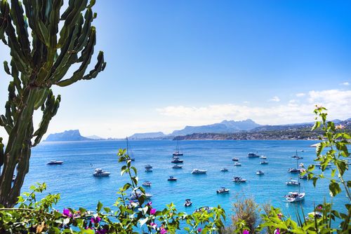 Cap d Or Wunderschöne und romantische Villa mit privatem Pool in Moraira, Costa Blanca, Spanien für 4 Personen. Das Haus befindet sich in einer hügeligen Wohngegend an der Küste und ist 1 km vom El Portet Strand entfernt....