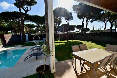 La Pinaleta Encantadora y cómoda casa de vacaciones en Chiclana de la Frontera, Costa de la Luz, España, con piscina privada para 5 personas. La casa se encuentra en una zona rural y arbolada cerca de la playa y está a 3 km de la playa de La Barrosa....