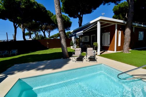 La Pinaleta Encantadora y cómoda casa de vacaciones en Chiclana de la Frontera, Costa de la Luz, España, con piscina privada para 5 personas. La casa se encuentra en una zona rural y arbolada cerca de la playa y está a 3 km de la playa de La Barrosa....