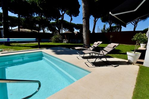 La Pinaleta Charmante et confortable maison de vacances à Chiclana de la Frontera, Costa de la Luz, Espagne, avec piscine privée pour 5 personnes. La maison est située dans une zone rurale et boisée près de la plage, à 3 km de la plage de La Barrosa....