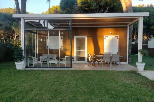 La Pinaleta Deliziosa e confortevole casa vacanze a Chiclana de la Frontera, Costa de la Luz, Spagna, con piscina privata per 5 persone. La casa è situata in una zona rurale e boschiva vicino alla spiaggia e si trova a 3 km dalla spiaggia di La Barrosa....