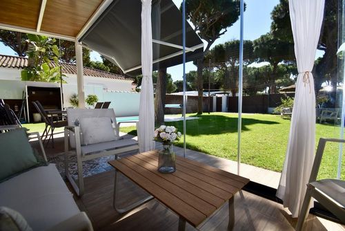 La Pinaleta Encantadora y cómoda casa de vacaciones en Chiclana de la Frontera, Costa de la Luz, España, con piscina privada para 5 personas. La casa se encuentra en una zona rural y arbolada cerca de la playa y está a 3 km de la playa de La Barrosa....