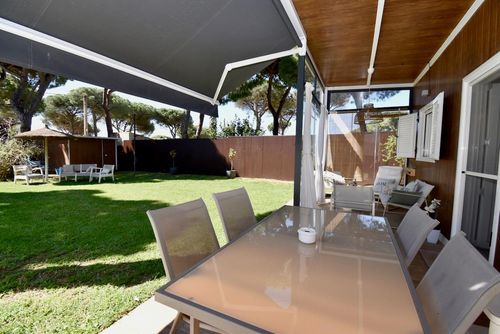 La Pinaleta Charmante et confortable maison de vacances à Chiclana de la Frontera, Costa de la Luz, Espagne, avec piscine privée pour 5 personnes. La maison est située dans une zone rurale et boisée près de la plage, à 3 km de la plage de La Barrosa....