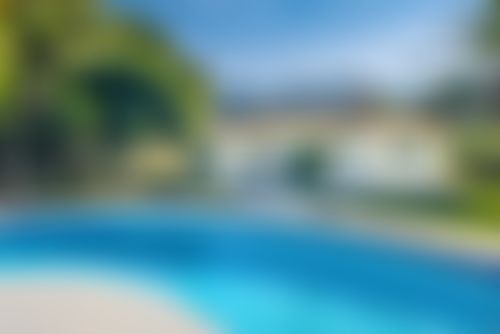 Doudou Große und komfortable Villa mit privatem Pool in Denia, Costa Blanca, Spanien für 6 Personen. Das Haus befindet sich in einem Wohnstrandgebiet und 4 km vom Strand La Marineta Casiana entfernt.<br/><br/>Das Haus verfügt über 3 Schlafzimmer und 2 Badezimmer. Die Unterkunft bietet einen schönen Rasengarten mit Bäumen, einen schönen Pool und herrliche Aussicht auf das Meer, das Tal und die Berge. Der Komfort und die Nähe zum Strand, zu Sportaktivitäten, Ausgehmöglichkeiten, Sehenswürdigkeiten und Kultur machen diese Villa zu einem großartigen Ort, um Ihren Urlaub in Spanien mit Familie oder Freunden zu verbringen.</p><p><b>Interieur der Villa</b></p><ul><li>Klimatisiertes Wohnzimmer mit Fernseher</li><li>Klimatisierter Essbereich</li><li>Kamin im Wohnzimmer (Holz)</li><li>3 Schlafzimmer und 2 Badezimmer</li><li>Satellitenschüssel (Astra)</li><li>Safe</li><li>Waschküche mit Waschmaschine</li></ul><p><b>Küche</b></p><ul><li>Offene Küche mit Elektroherd, Elektroofen, Mikrowelle, Geschirrspüler, Kühl-Gefrierkombination, Kaffeemaschine, Wasserkocher, Mixer, Toaster und Entsafter</li></ul><p><b>Schlafzimmer und Badezimmer</b></p><ul><li>Klimatisiertes Schlafzimmer mit 2 Einzelbetten (200 x 90 cm) und eigenem Bad</li><li>2 klimatisierte Schlafzimmer, jeweils mit 2 Einzelbetten (190 x 80 cm)</li><li>Eigenes Bad mit Waschbecken, Dusche und WC</li><li>Badezimmer mit Waschbecken, Dusche und WC</li></ul><p><b>Exterieur der Villa</b></p><ul><li>Großes und eingezäuntes Grundstück</li><li>Lagunenförmiger privater Pool mit den Maßen 8m x 4m und 2m Tiefe</li><li>Schöner Rasengarten mit Bäumen und Gartenmöbeln mit Sonnenliegen</li><li>2 Terrassen, davon 1 überdacht</li><li>Grillplatz</li><li>Außendusche</li><li>Sitzbereich im Freien und Essbereich im Freien</li><li>Privater überdachter Parkplatz</li></ul><p><b>Weitere Informationen</b></p><ul><li>Nächste Stadt: Denia (innerhalb von 3 Kilometern von der Villa)</li><li>Nächster Fluss oder Strand: Mediterraneo (innerhalb von 4 Kilometern von der Villa)</li><li>Nächster Strand: La Marineta Casiana (innerhalb von 4 Kilometern von der Villa)</li><li>Nächster Hafen: Balearia Port Denia (innerhalb von 5 Kilometern von der Villa)</li><li>Nächster Park: Naturpark Montgó (innerhalb von 2 Kilometern von der Villa)</li><li>Nächster Flughafen: Alicante (innerhalb von 100 Kilometern von der Villa)</li><li>Zweiter nächster Flughafen: Valencia (> 100 Kilometer)</li><li>Haustiere sind nicht erlaubt</li><li>Die Unterkunft ist sehr gut für Familien mit Kindern geeignet</li></ul><p><b>Einrichtungen und Dienstleistungen im Mietpreis der Villa enthalten</b></p><ul><li>Internet (WiFi)</li><li>Bügeleisen und Bügelbrett</li><li>Bettwäsche und Handtücher</li><li>Empfangsservice und 24-Stunden-Notdienst</li><li>Klimaanlage und Heizung</li></ul><p><b>Einrichtungen und Dienstleistungen gegen Aufpreis</b></p><ul><li>Zusatzbett und Kinderbett (auf Anfrage)</li></ul><p><b>Unterhaltungs- und Freizeitaktivitäten für Ihren Urlaub in Denia, Costa Blanca</b></p><ul><li>Bar und Promenade (Paseo Saladar) (innerhalb von 5 Kilometern vom Haus)</li></ul><p><b>Sehenswürdigkeiten und Kultur in Denia, Costa Blanca</b></p><ul><li>Kirche (Denia), Burg (Portal de la Vila, Denia), Denkmal (Burg Denia), Architektonisches Gebäude (Burg Denia) und Historischer Ort (Burg Denia) (innerhalb von 5 Kilometern von der Unterkunft)</li><li>Ruine (Molinos de Viento und Javea) (innerhalb von 10 Kilometern von der Unterkunft)</li><li>Museum (Histórico de Javea) (innerhalb von 25 Kilometern von der Unterkunft)</li></ul><p><b>Sport</b>...