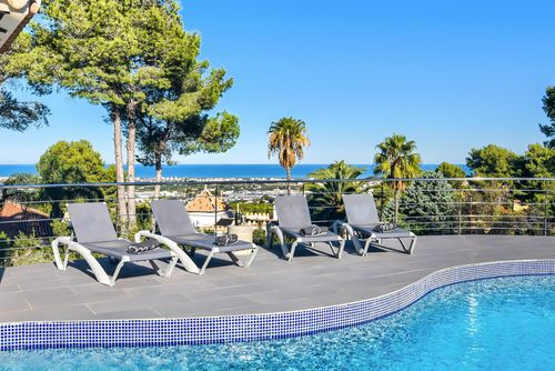 Doudou Amplia y cómoda villa con piscina privada en Dénia, Costa Blanca, España, para 6 personas. La casa está situada en una zona residencial de playa y a 4 km de la Playa La Marineta Casiana....