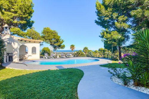 Doudou 4 pax Große und komfortable Villa mit privatem Pool in Denia, Costa Blanca, Spanien für 4 Personen. Das Haus befindet sich in einer Wohngegend am Strand und 4 km vom Strand La Marineta Casiana entfernt....