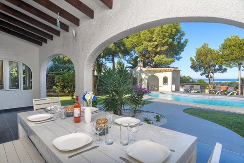 Doudou 4 pax Große und komfortable Villa mit privatem Pool in Denia, Costa Blanca, Spanien für 4 Personen. Das Haus befindet sich in einer Wohngegend am Strand und 4 km vom Strand La Marineta Casiana entfernt....