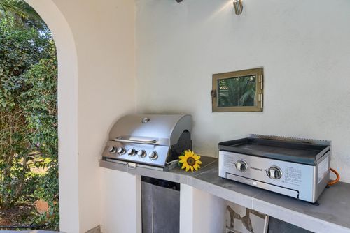 Doudou 4 pax Grande e confortevole villa con piscina privata a Denia, Costa Blanca, Spagna per 4 persone. La casa è situata in una zona residenziale vicino alla spiaggia e a 4 km dalla spiaggia di La Marineta Casiana....