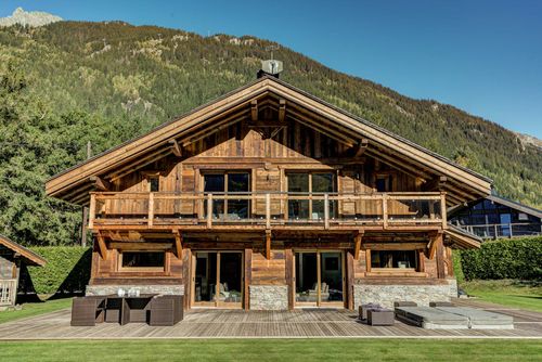 Chalet Courterre - Jacuzzi, Mont Blanc Views Mooie en luxueuze vakantiewoning in Chamonix-les-Praz, Mont Blanc, Frankrijk voor 10 personen. De woning is gelegen in een bergachtig gebied, dicht bij een golfbaan, 4 km van Chamonix en 0,5 km van de Meren des Praz....