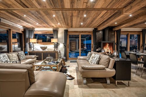 Chalet Courterre - Jacuzzi, Mont Blanc Views Mooie en luxueuze vakantiewoning in Chamonix-les-Praz, Mont Blanc, Frankrijk voor 10 personen. De woning is gelegen in een bergachtig gebied, dicht bij een golfbaan, 4 km van Chamonix en 0,5 km van de Meren des Praz....