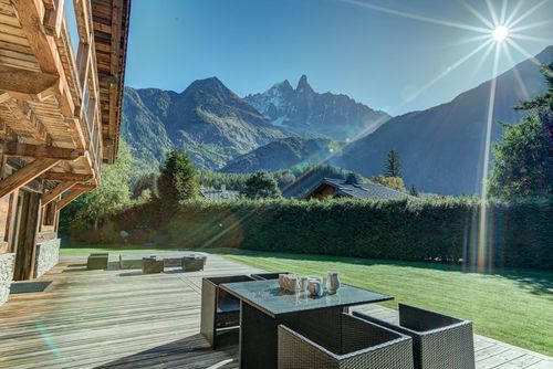 Chalet Courterre - Jacuzzi, Mont Blanc Views Mooie en luxueuze vakantiewoning in Chamonix-les-Praz, Mont Blanc, Frankrijk voor 10 personen. De woning is gelegen in een bergachtig gebied, dicht bij een golfbaan, 4 km van Chamonix en 0,5 km van de Meren des Praz....