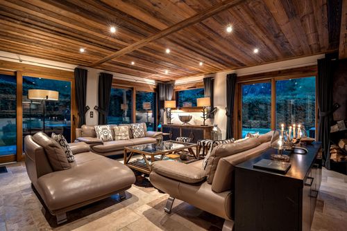 Chalet Courterre - Jacuzzi, Mont Blanc Views Mooie en luxueuze vakantiewoning in Chamonix-les-Praz, Mont Blanc, Frankrijk voor 10 personen. De woning is gelegen in een bergachtig gebied, dicht bij een golfbaan, 4 km van Chamonix en 0,5 km van de Meren des Praz....