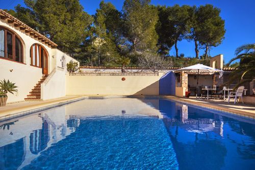 Heno 6 Large and lovely villa with private pool in Calpe, Costa Blanca, Spain for 6 persons. The house is situated in a coastal, hilly, and residential area....