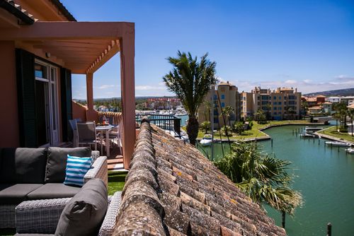 Penthouse 2 bedroom Marina apartment close to beach with large terrace Lovely apartment in Sotogrande, Costa del Sol, Spain for 4 persons. The apartment is situated in a beach resort, in a residential beach area, close to restaurants and bars, 500 m from Sotogrande beach and 0....