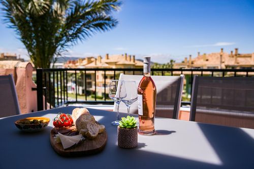 Penthouse 2 bedroom Marina apartment close to beach with large terrace Schönes Apartment in Sotogrande, Costa del Sol, Spanien für 4 Personen. Das Apartment befindet sich in einem Strandresort, in einem Wohngebiet am Strand, in der Nähe von Restaurants und Bars, 500 m vom Sotogrande-Strand und 0,5 km vom Mittelmeer entfernt....