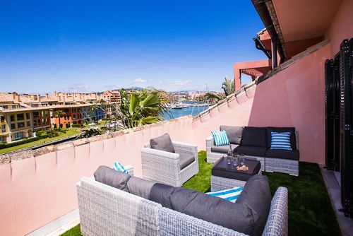 Penthouse 2 bedroom Marina apartment close to beach with large terrace Apartamento encantador en Sotogrande, Costa del Sol, España, para 4 personas. El apartamento está situado en un complejo de playa, en una zona residencial cerca de la playa, a 500 m de la playa de Sotogrande y a 0,5 km del Mediterráneo....