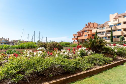 Marina 2 bedroom Luxury Ground Floor Apartment Appartement moderne et de luxe  avec piscine communale à Sotogrande, Costa del Sol, Espagne pour 4 personnes...