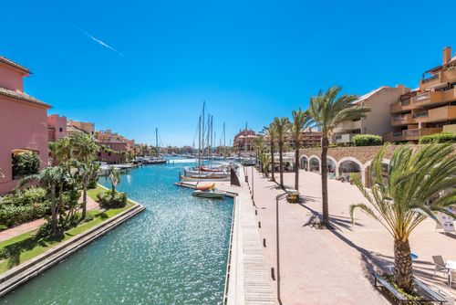 Marina 2 bedroom Luxury Ground Floor Apartment Appartement moderne et de luxe  avec piscine communale à Sotogrande, Costa del Sol, Espagne pour 4 personnes...