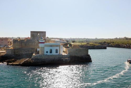 Villa del Faro Luxuriöse Villa in Brucoli, Sizilien, Italien für 6 Personen. Die Villa befindet sich in einem Wohngebiet am Strand, in der Nähe von Restaurants und Bars, Geschäften und Supermärkten, nur 25 m vom Rocky Beach und 0,025 km vom Ionischen Meer entfernt....
