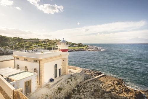 Villa del Faro Luxuriöse Villa in Brucoli, Sizilien, Italien für 6 Personen. Die Villa befindet sich in einem Wohngebiet am Strand, in der Nähe von Restaurants und Bars, Geschäften und Supermärkten, nur 25 m vom Rocky Beach und 0,025 km vom Ionischen Meer entfernt....