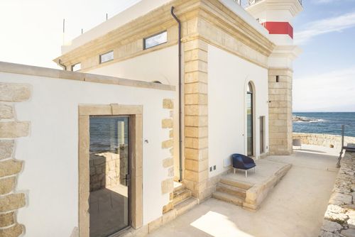 Villa del Faro Villa de luxe à Brucoli, Sicile, Italie pour 6 personnes. La villa est située dans une zone résidentielle en bord de mer, à proximité de restaurants et de bars, de magasins et de supermarchés, à 25 m de la plage Rocky et à 0,025 km de la mer Ionienne....