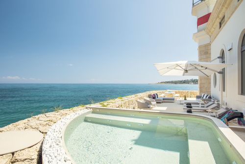 Villa del Faro Villa de luxe à Brucoli, Sicile, Italie pour 6 personnes. La villa est située dans une zone résidentielle en bord de mer, à proximité de restaurants et de bars, de magasins et de supermarchés, à 25 m de la plage Rocky et à 0,025 km de la mer Ionienne....