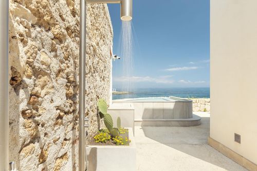 Villa del Faro Villa de luxe à Brucoli, Sicile, Italie pour 6 personnes. La villa est située dans une zone résidentielle en bord de mer, à proximité de restaurants et de bars, de magasins et de supermarchés, à 25 m de la plage Rocky et à 0,025 km de la mer Ionienne....