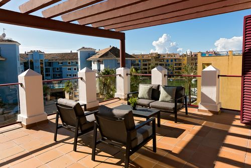 Corner Duplex 3 bedroom Marina apartment with Large Terrace Apartamento encantador con piscina comunitaria en Sotogrande, Costa del Sol, España, para 6 personas. El apartamento se encuentra en un complejo turístico, en una zona residencial junto a la playa, cerca de restaurantes, bares y tiendas, a 1 km de la playa de Torreguadiaro y a 0....