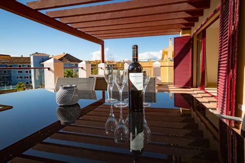 Corner Duplex 3 bedroom Marina apartment with Large Terrace Schöne Wohnung mit Gemeinschaftspool in Sotogrande, Costa del Sol, Spanien für 6 Personen. Die Wohnung befindet sich in einem Strandresort, in einem Wohngebiet am Strand, nahe Restaurants, Bars und Geschäften, 1 km vom Strand von Torreguadiaro und 0,025 km von der Sotogrande Marina entfernt....