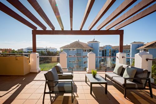 Corner Duplex 3 bedroom Marina apartment with Large Terrace Schöne Wohnung mit Gemeinschaftspool in Sotogrande, Costa del Sol, Spanien für 6 Personen. Die Wohnung befindet sich in einem Strandresort, in einem Wohngebiet am Strand, nahe Restaurants, Bars und Geschäften, 1 km vom Strand von Torreguadiaro und 0,025 km von der Sotogrande Marina entfernt....