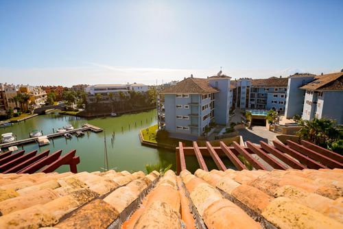 Corner Duplex 3 bedroom Marina apartment with Large Terrace Apartamento encantador con piscina comunitaria en Sotogrande, Costa del Sol, España, para 6 personas. El apartamento se encuentra en un complejo turístico, en una zona residencial junto a la playa, cerca de restaurantes, bares y tiendas, a 1 km de la playa de Torreguadiaro y a 0....