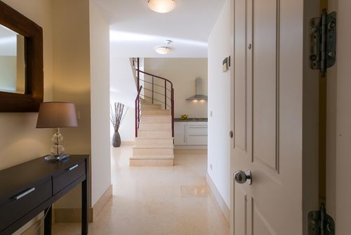 Corner Duplex 3 bedroom Marina apartment with Large Terrace Bel appartement avec piscine communautaire à Sotogrande, Costa del Sol, Espagne, pour 6 personnes. L'appartement est situé dans une station balnéaire, dans un quartier résidentiel en bord de mer, à proximité de restaurants, bars et commerces, à 1 km de la plage de Torreguadiaro et à 0,025 km de la marina de Sotogrande....