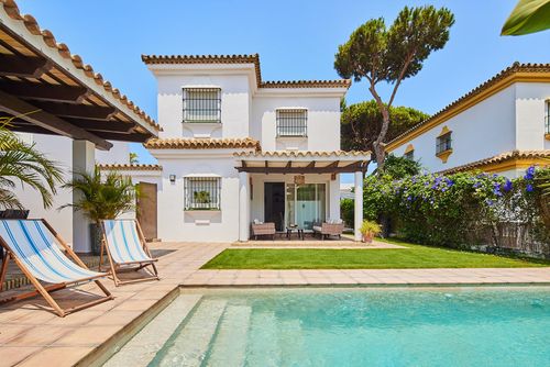 La Guindilla Lovely and comfortable villa with private pool in Chiclana de la Frontera, Costa de la Luz, Spain for 10 persons. The house is situated in a residential beach area, close to restaurants and bars, shops, supermarkets and a tennis court, and is 500 m from La Barrosa beach....