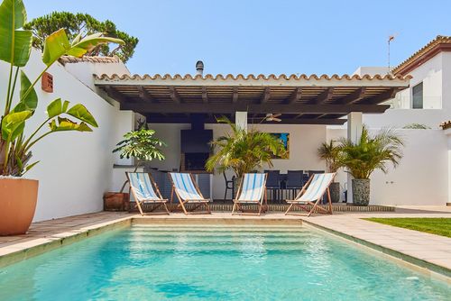 La Guindilla Lovely and comfortable villa with private pool in Chiclana de la Frontera, Costa de la Luz, Spain for 10 persons. The house is situated in a residential beach area, close to restaurants and bars, shops, supermarkets and a tennis court, and is 500 m from La Barrosa beach....