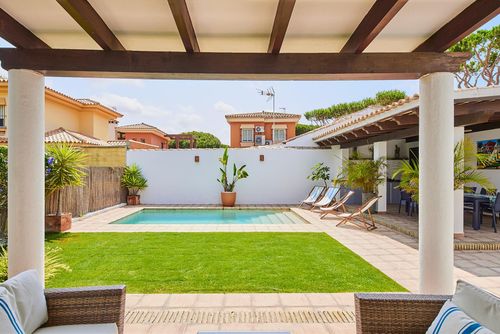 La Guindilla Charmante et confortable villa avec piscine privée à Chiclana de la Frontera, Costa de la Luz, Espagne, pour 10 personnes. La maison est située dans un quartier résidentiel proche de la plage, à proximité de restaurants, bars, commerces, supermarchés et d'un court de tennis, et se trouve à 500 m de la plage de La Barrosa....