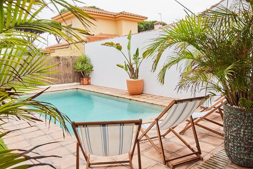 La Guindilla Schöne und komfortable Villa mit privatem Pool in Chiclana de la Frontera, Costa de la Luz, Spanien für 10 Personen. Das Haus befindet sich in einem Wohngebiet in Strandnähe, nahe Restaurants und Bars, Geschäften, Supermärkten und einem Tennisplatz und ist nur 500 m vom Strand La Barrosa entfernt....