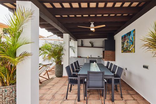 La Guindilla Charmante et confortable villa avec piscine privée à Chiclana de la Frontera, Costa de la Luz, Espagne, pour 10 personnes. La maison est située dans un quartier résidentiel proche de la plage, à proximité de restaurants, bars, commerces, supermarchés et d'un court de tennis, et se trouve à 500 m de la plage de La Barrosa....