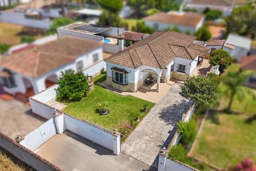 Fortuna Magnifique et confortable villa avec piscine privée à La Barrosa, Costa de la Luz, Espagne, pour 6 personnes. La maison est située dans un quartier résidentiel près de la plage et se trouve à 2 km de la plage de La Barrosa....