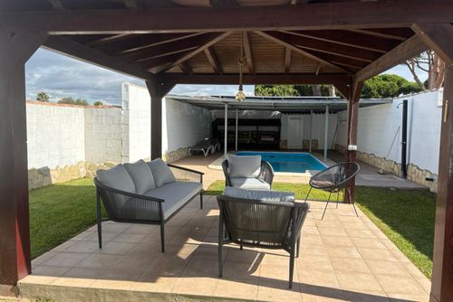 Fortuna Bellissima e confortevole villa con piscina privata a Chiclana de la Frontera, Costa de la Luz, Spagna, per 6 persone. La casa è situata in una zona residenziale vicino alla spiaggia ed è a 2 km dalla spiaggia di La Barrosa....