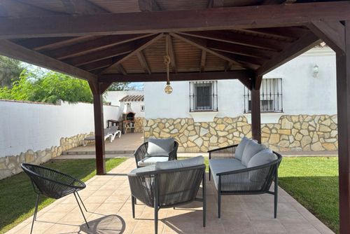 Fortuna Schöne und komfortable Villa mit privatem Pool in Chiclana de la Frontera, Costa de la Luz, Spanien, für 6 Personen. Das Haus befindet sich in einem Wohngebiet nahe dem Strand und ist 2 km vom Strand La Barrosa entfernt....