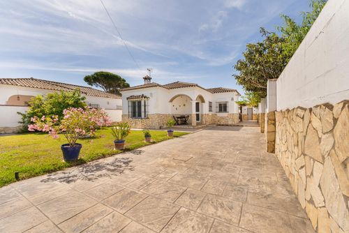 Fortuna Beautiful and comfortable villa with private pool in La Barrosa, Costa de la Luz, Spain for 6 persons. The house is situated in a residential beach area and is 2 km from La Barrosa beach....