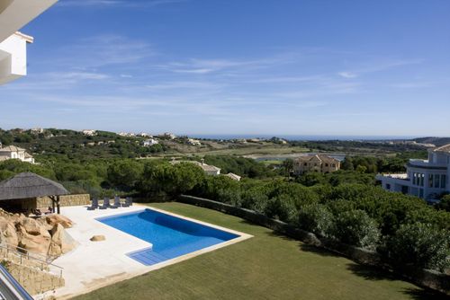 Modern 6 bedroom Villa Fab Sea Views and close to Almenara Moderna villa de lujo en Sotogrande, Costa del Sol, España, con piscina privada para 12 personas. La villa está situada en una zona costera, montañosa, arbolada y residencial, cerca de un campo de golf y a 7 km de Pueblo Nuevo de Guadiaro....